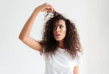 O que causa queda de cabelo? Veja os principais fatores